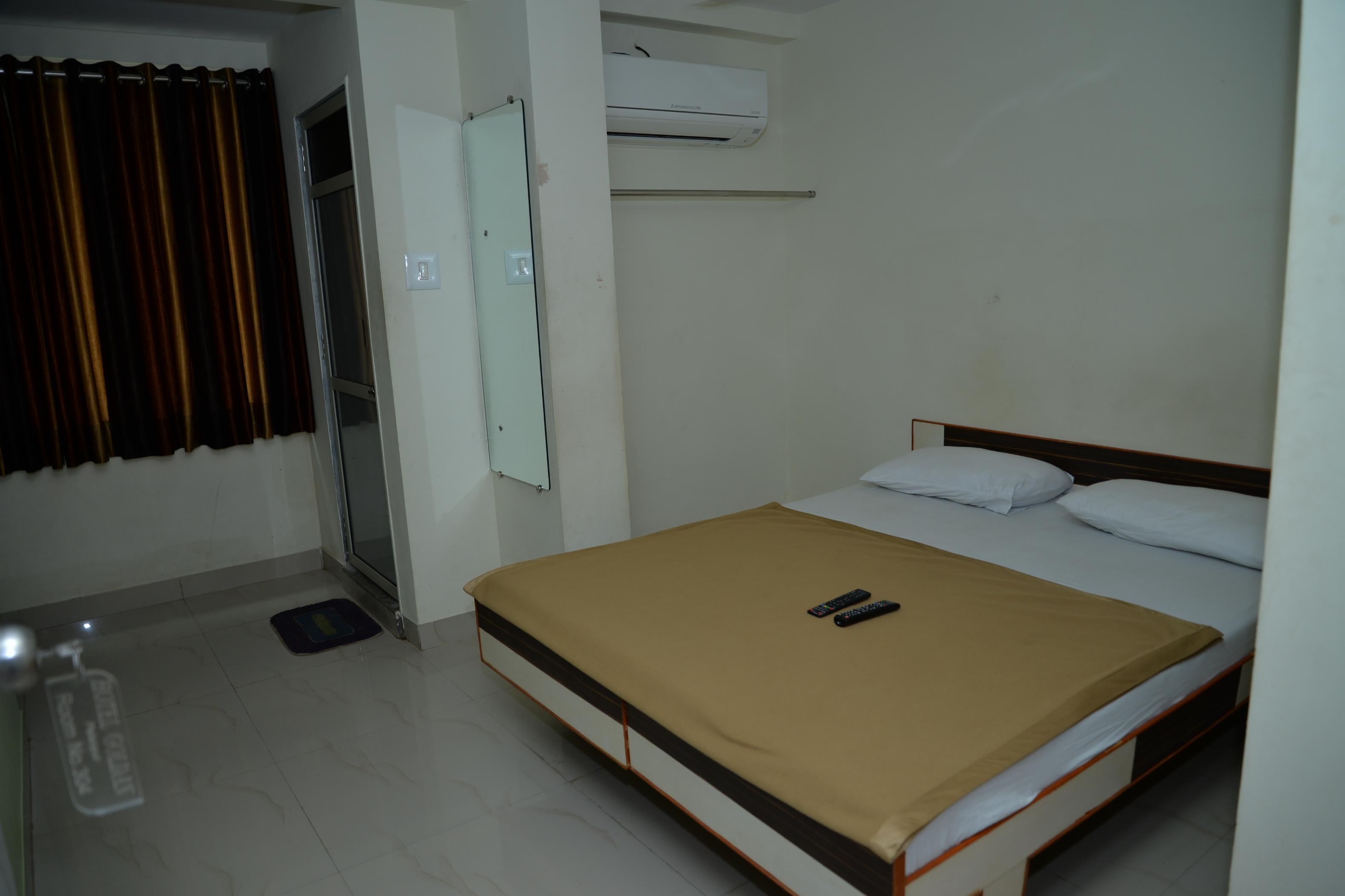 Hotel Golden Room Type - STANDARD AC ROOM
