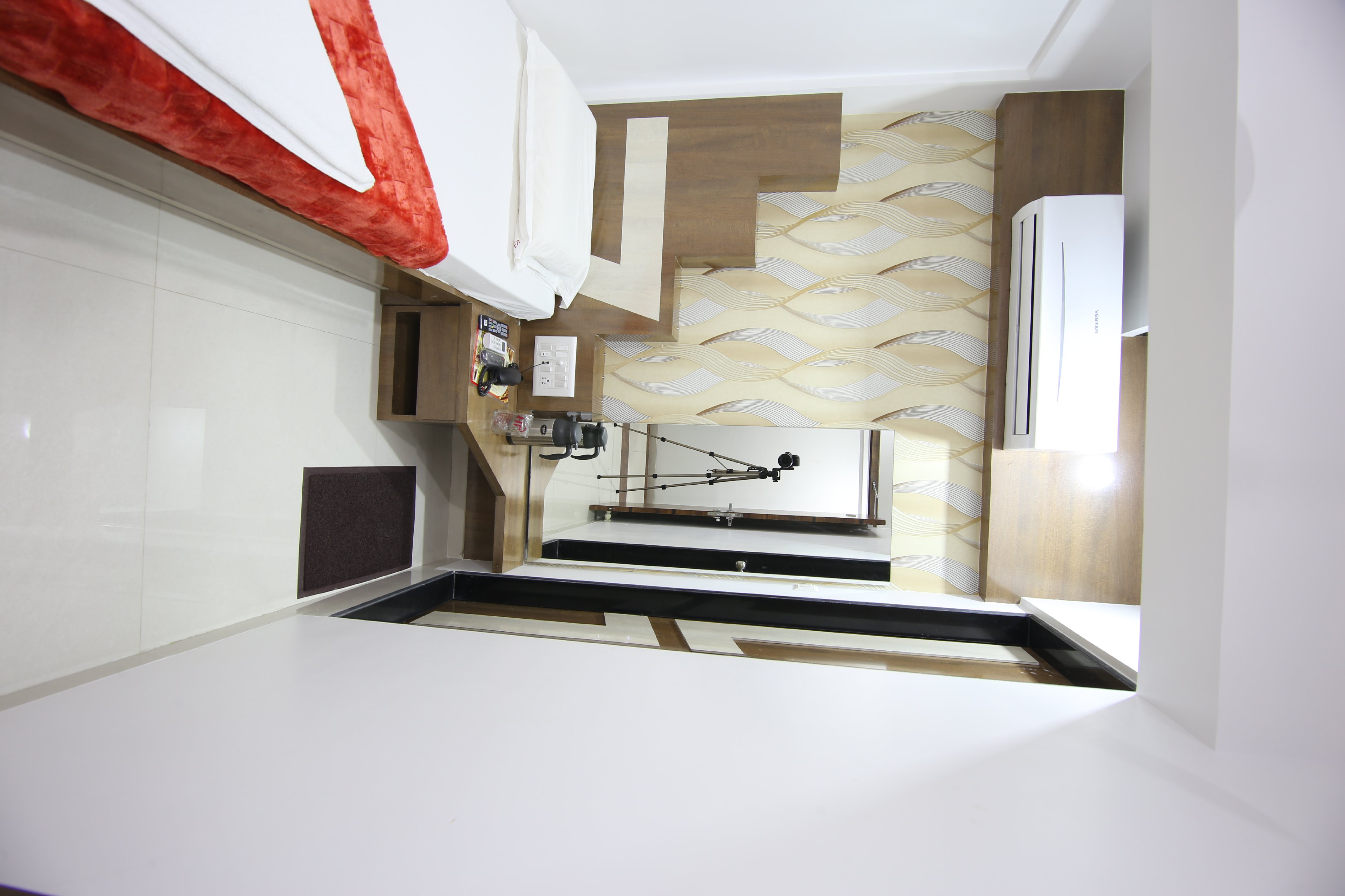 Hotel Fantacee - Tap to explore photos