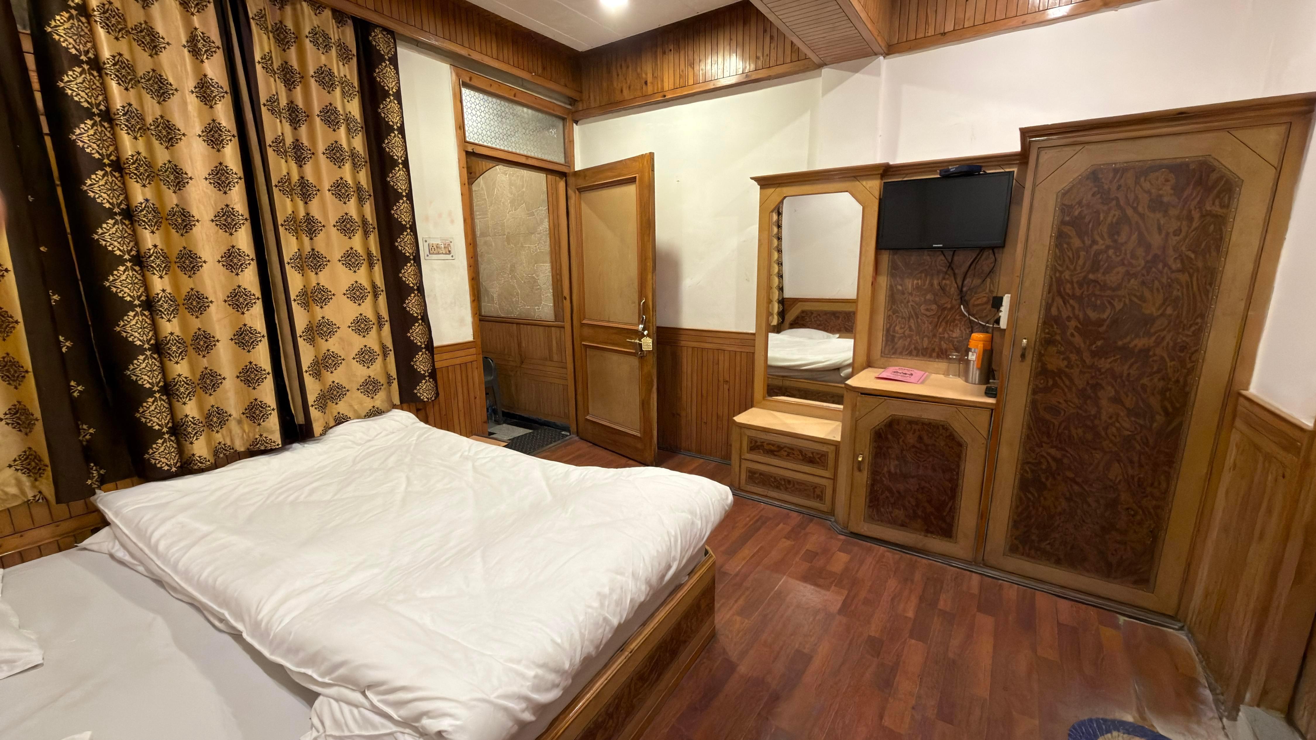 Hotel Shalimar - Tap to explore photos