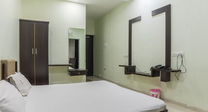 HOTEL MANSAROVAR Room Type - SPLIT A.C Deluxe Room