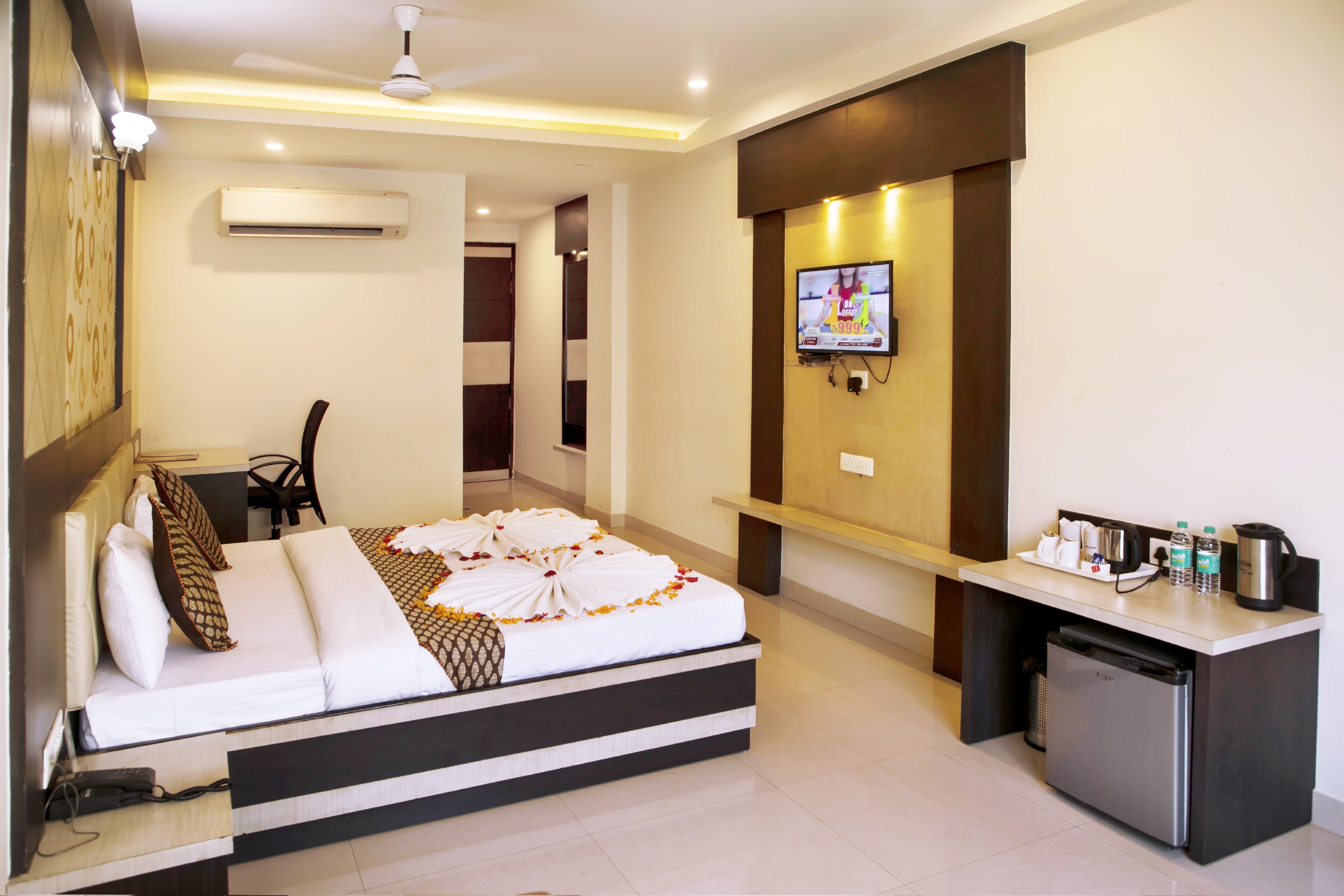 Hotel Ganges Grand - Tap to explore photos