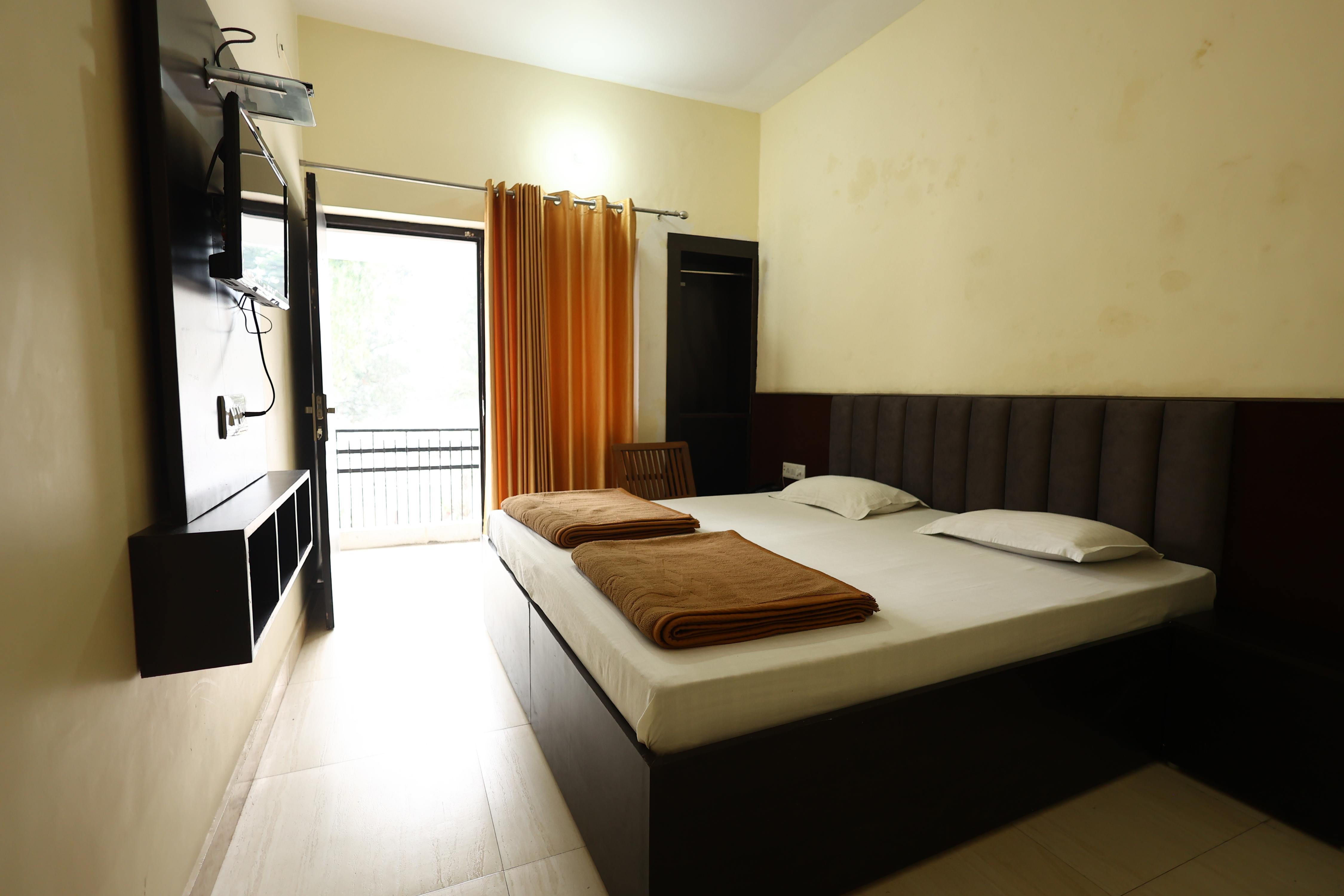 Hotel Moksha (500m From Ram Jhula) Room Type - Deluxe With Balcony