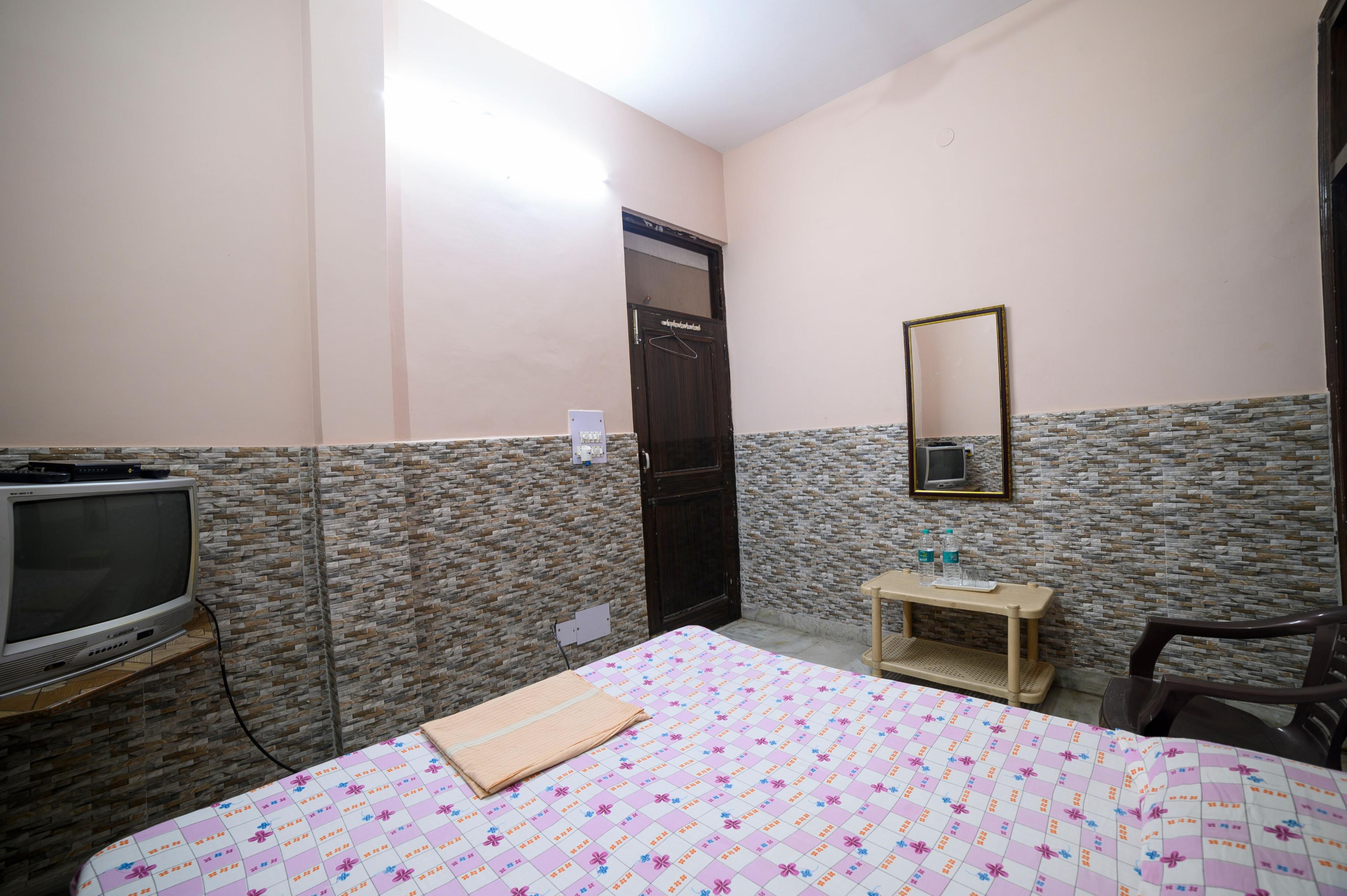 Hotel Sunshine Room Type - Non A.c. Room (Couples Not Allowed)