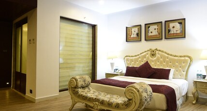 Park Regis Room Type - Pool Facing Presidential Suite with Bathtub and 2 Balconies Park Regis Room Type - Pool Facing Presidential Suite with Bathtub and 2 Balconies