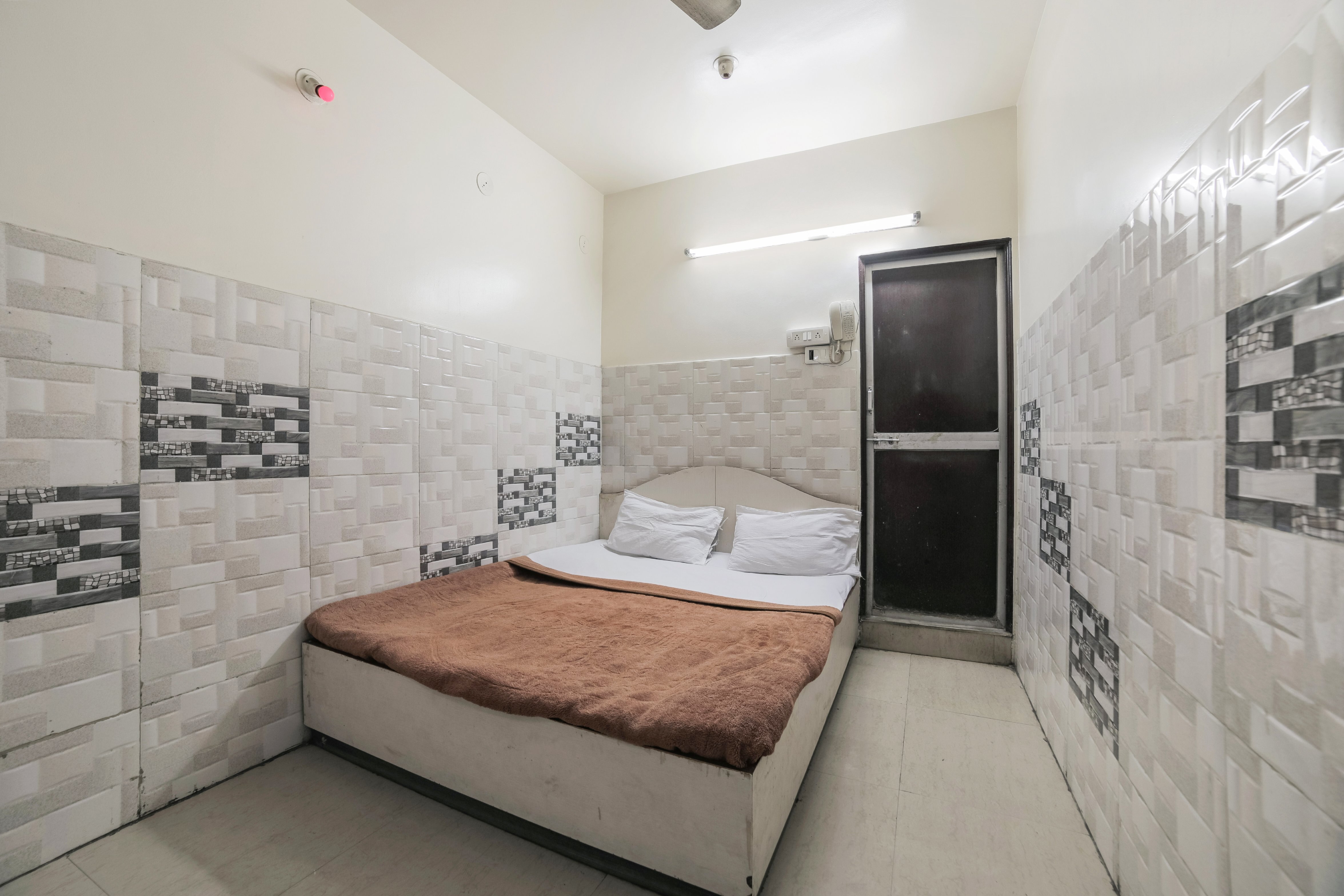 Sadaf Guest House - Tap to explore photos