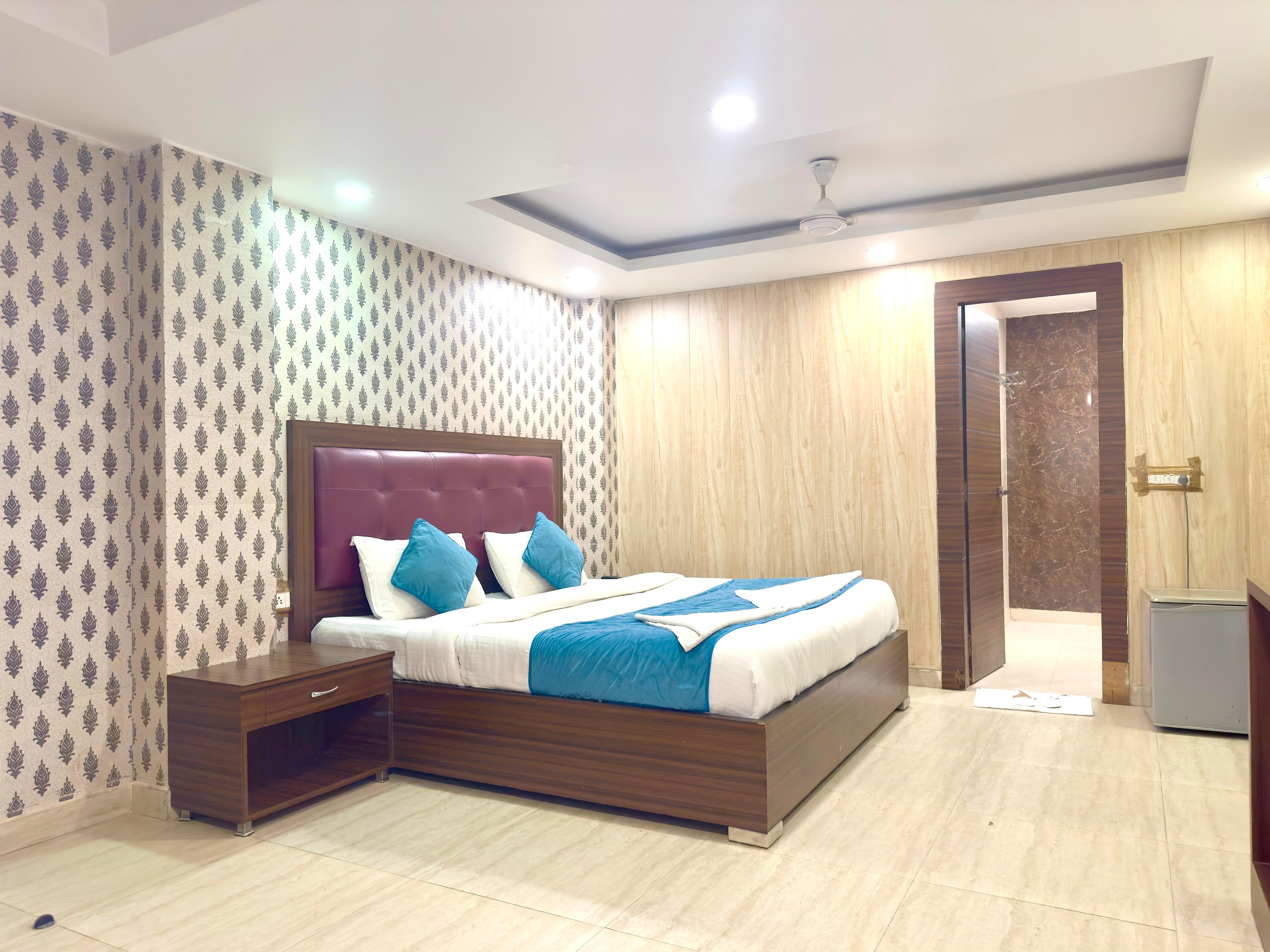 Hotel Pawan Plaza at Karol Bagh Room Type - Deluxe AC Room (Delhi Id Accepted)