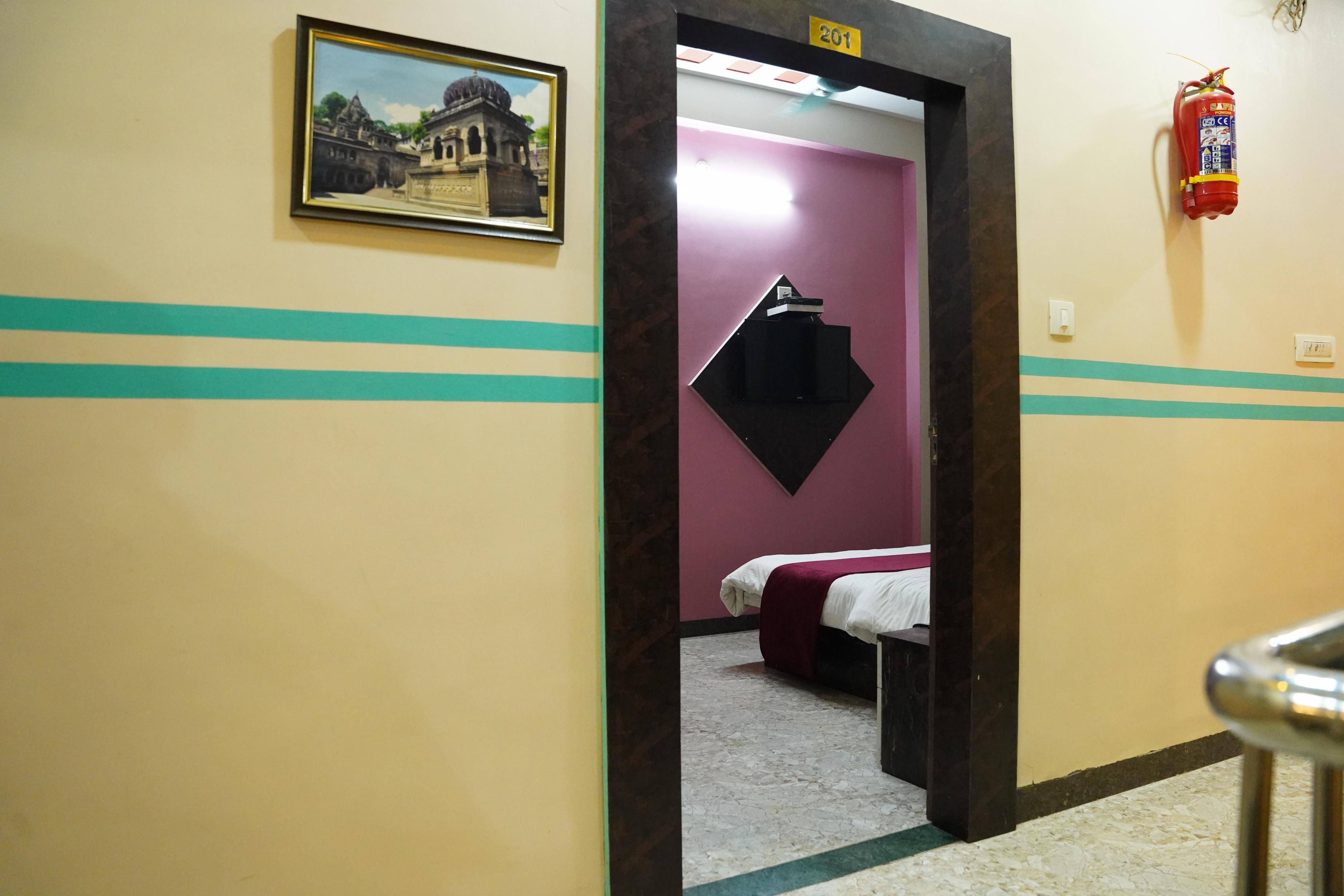 Hotel Mahishmati Palace Room Type - Deluxe Non A/C Room