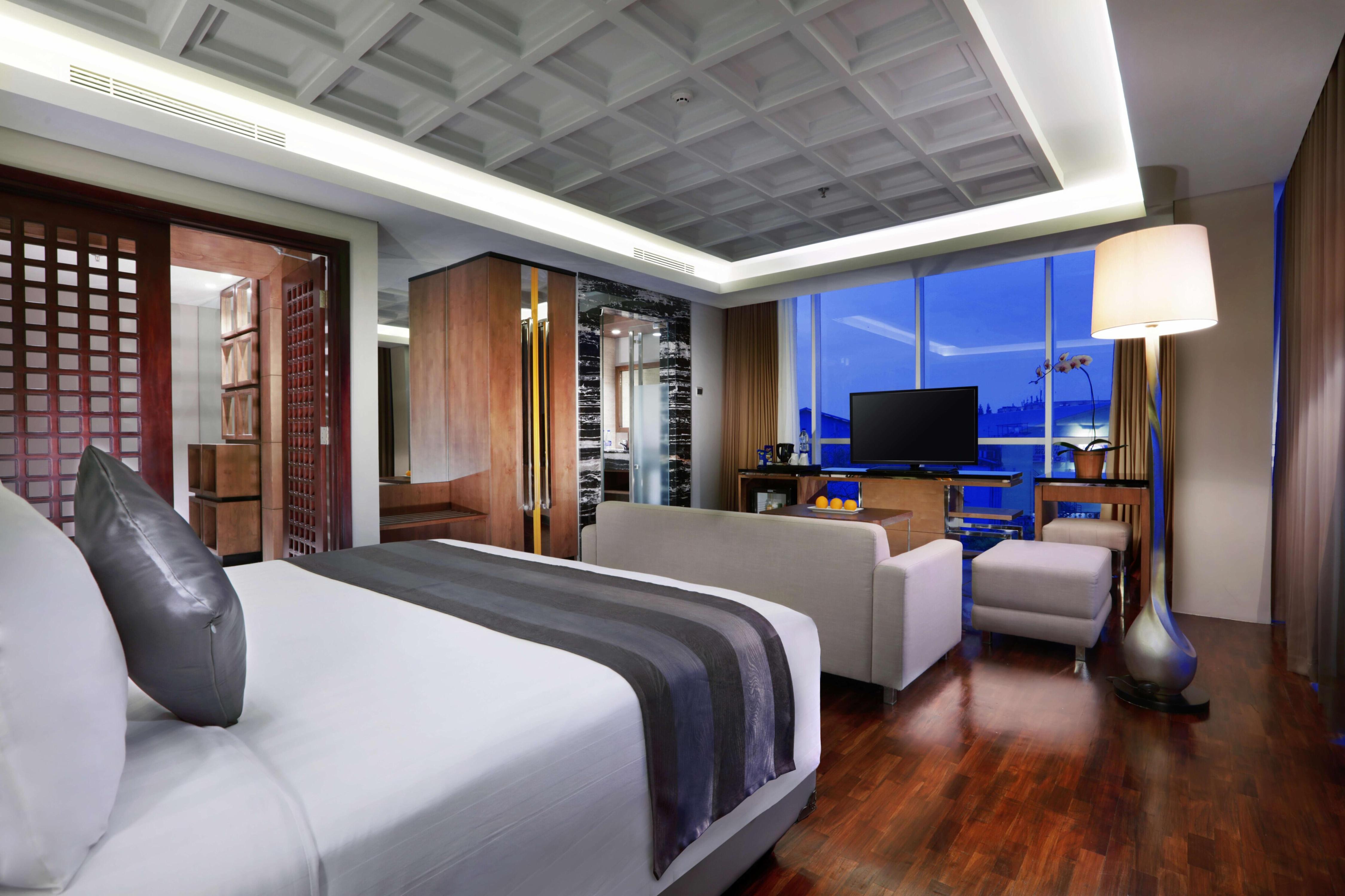 Hotel Aston Pasteur - Tap to explore photos