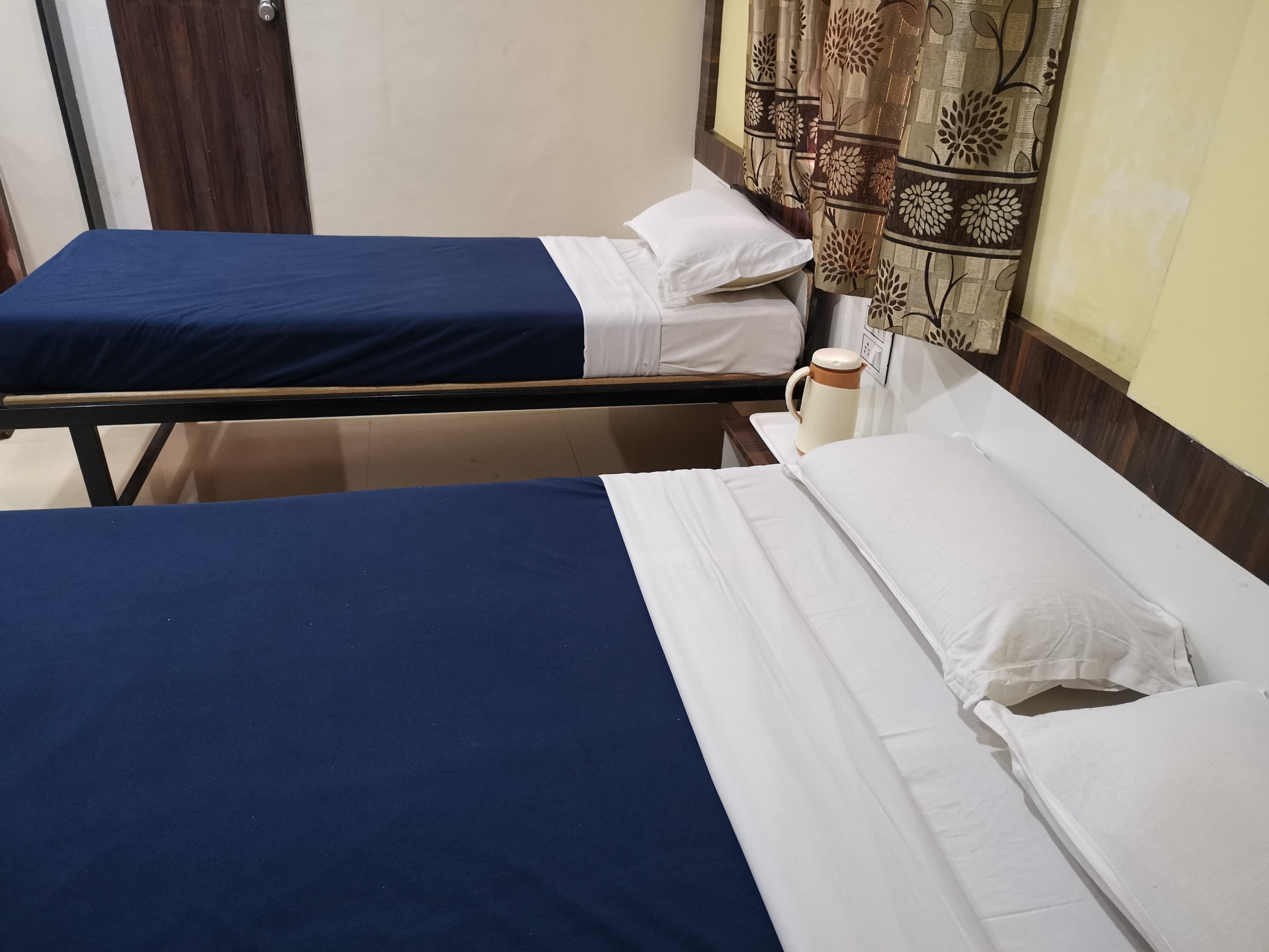 Hotel Royal Treat ( Parking & Near Mahalaxmi Temple ) - Tap to explore photos