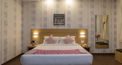 The Solitaire Express Room Type - Premier Room with Working Desk