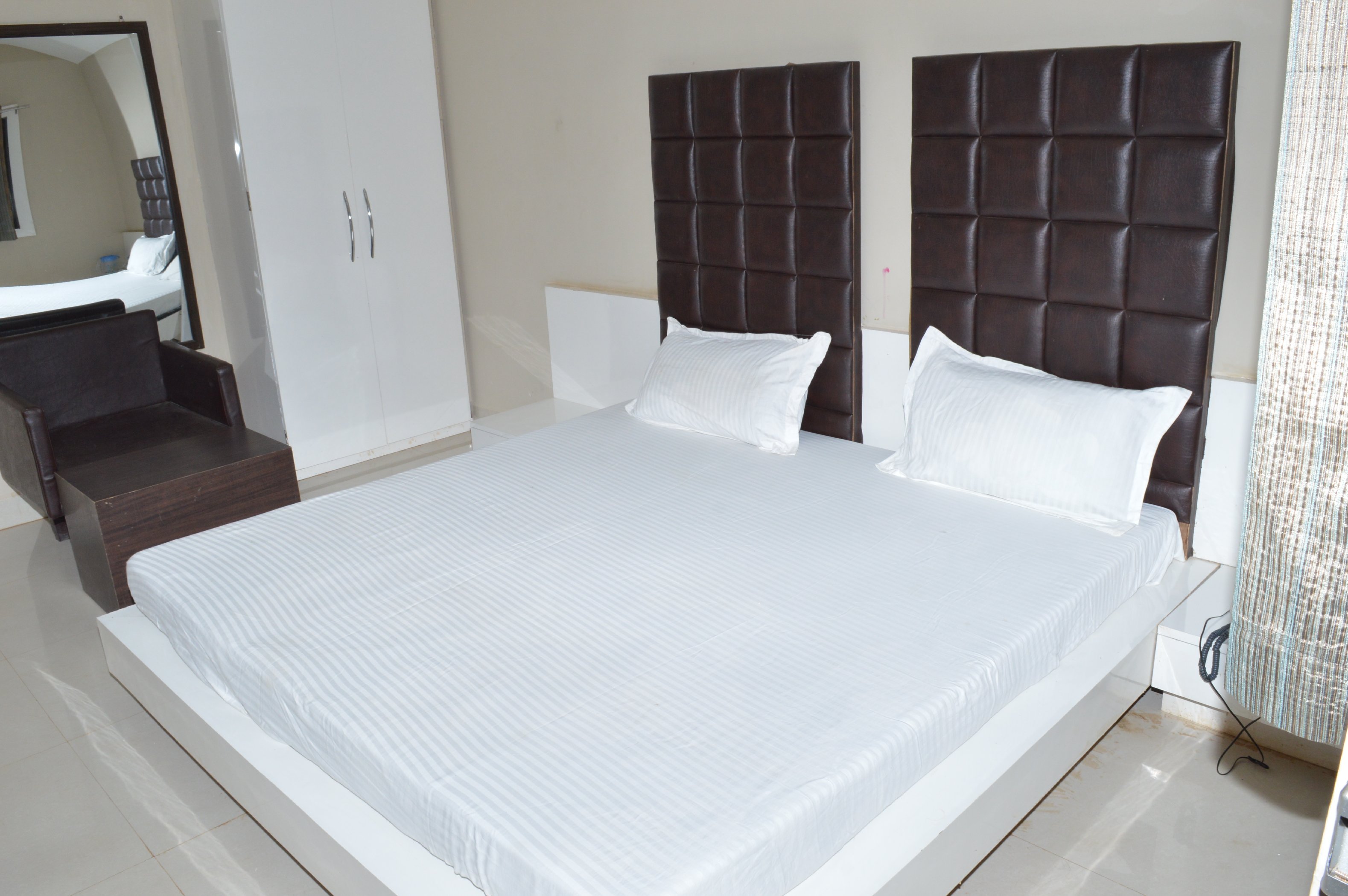 AHINSHA PALACE Room Type - Deluxe Room