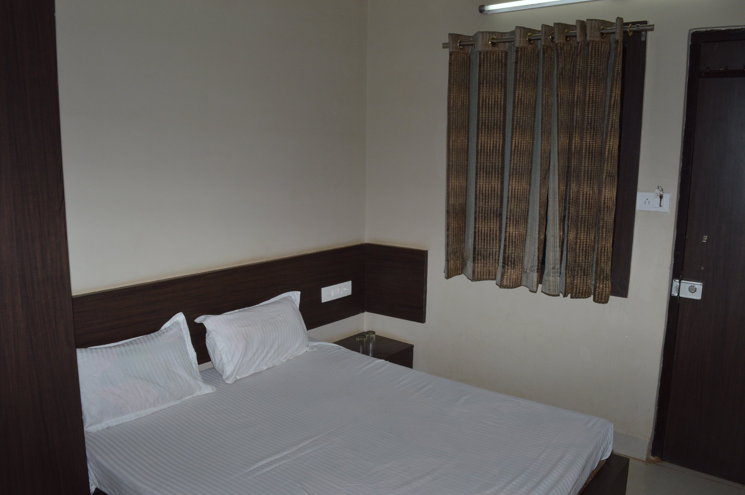 AHINSHA PALACE Room Type - standard non a/c room
