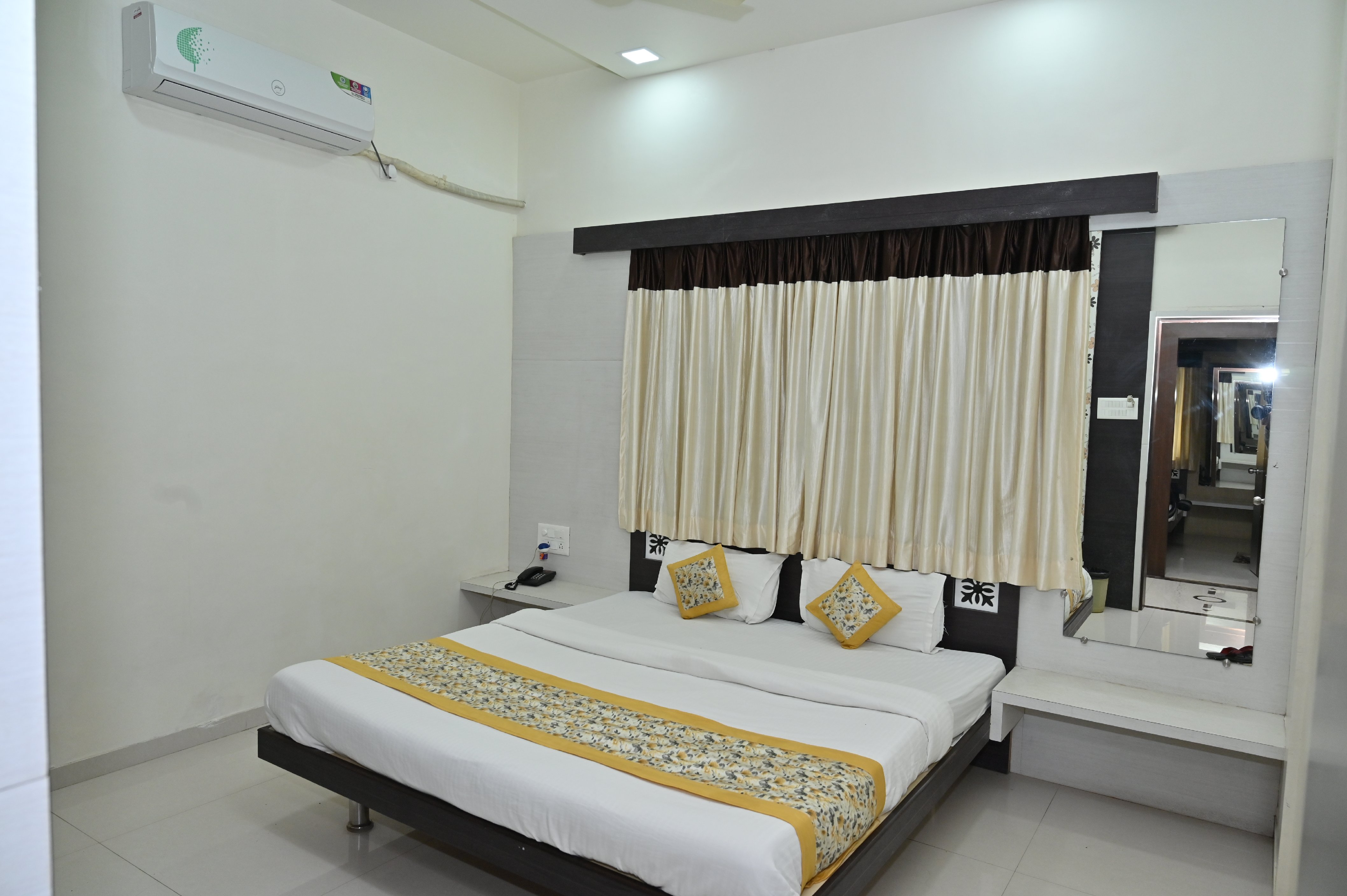 HOTEL GRAND SUN Room Type - DELUXE ROOM AC