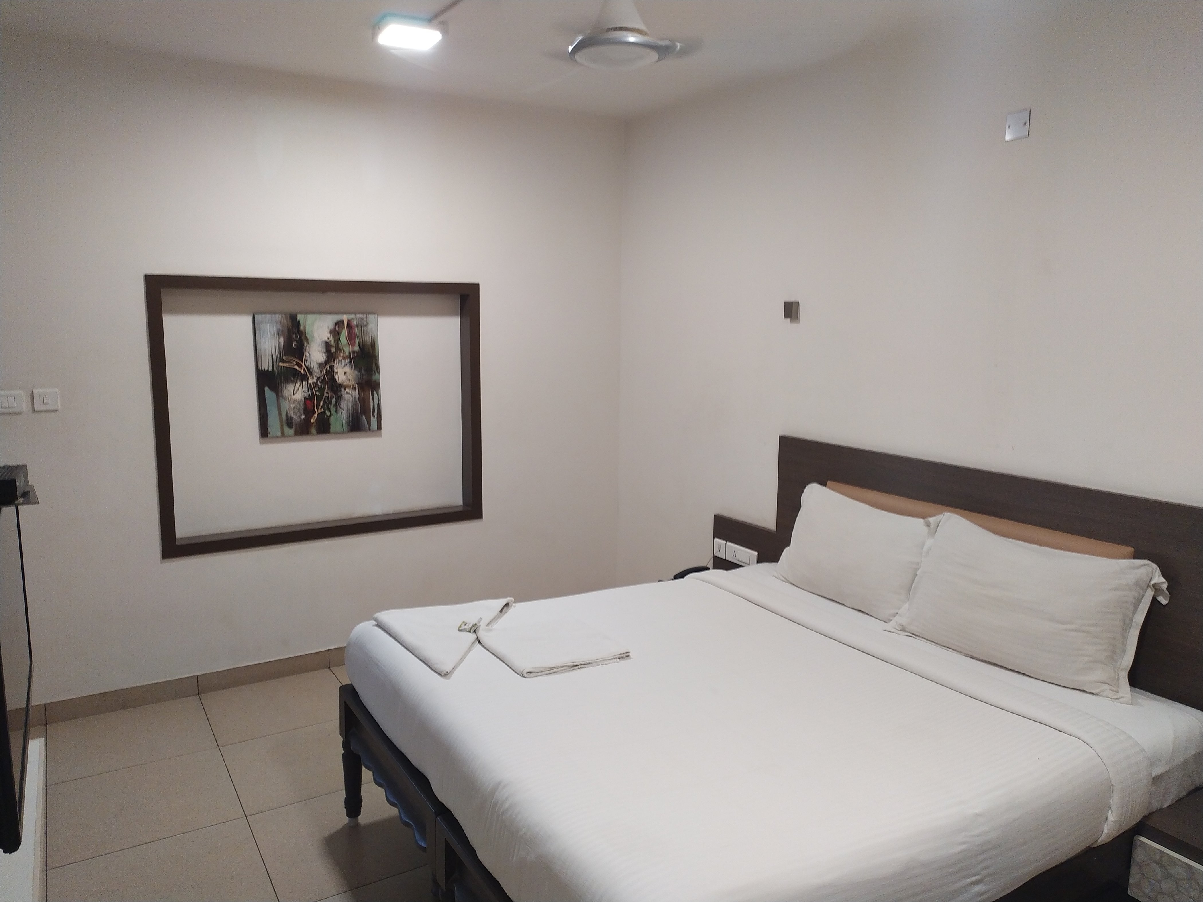 Hotel Sownthariyam - Tap to explore photos