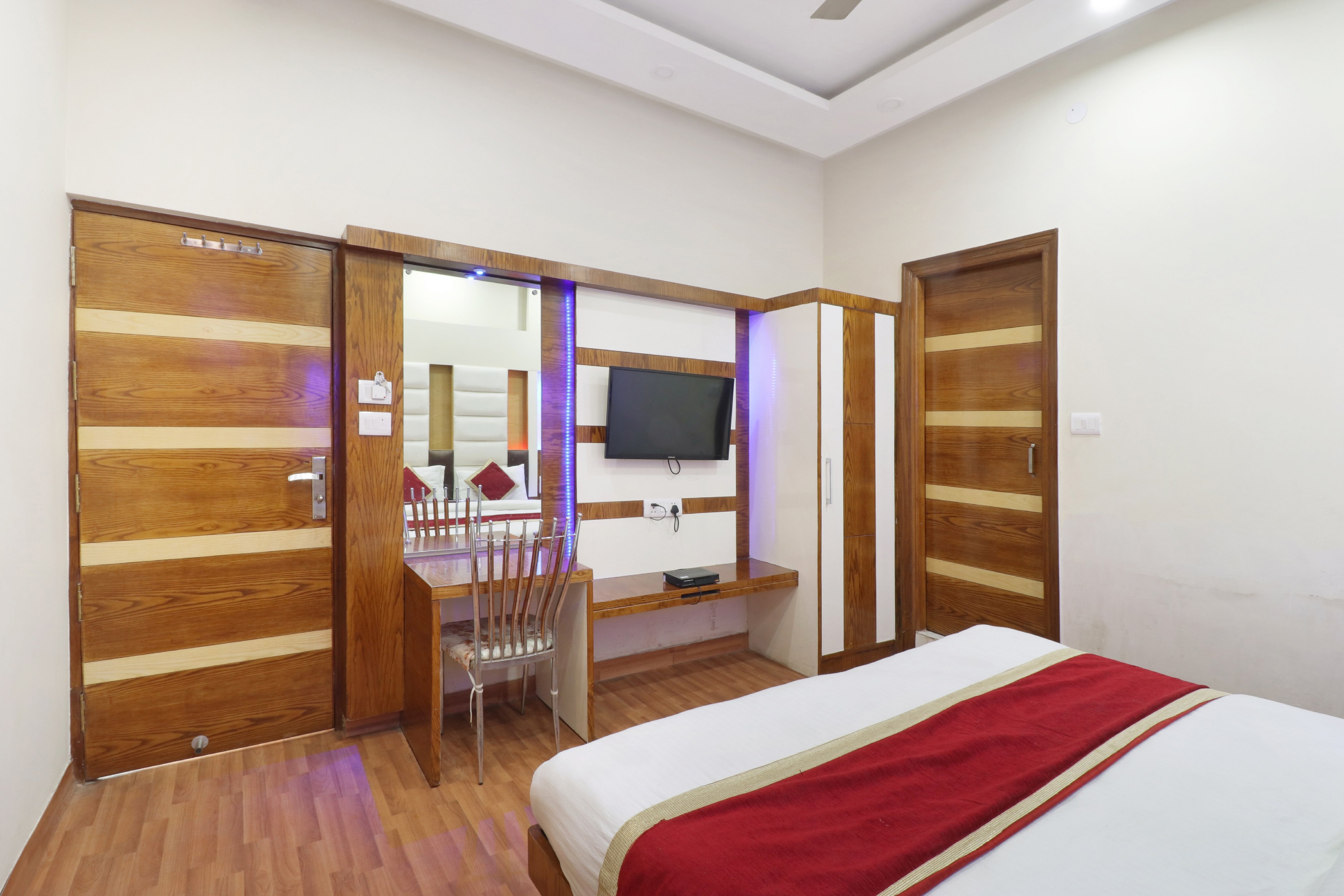 Hotel Pink City Opposite New Delhi Railway Station - Tap to explore photos
