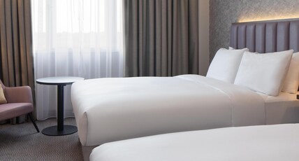 DoubleTree by Hilton Hotel Dartford Bridge Room Type - TWO QUEEN BEDS GUEST ROOM