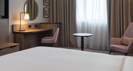 DoubleTree by Hilton Hotel Dartford Bridge Room Type - ACCESSIBLE GUEST ROOM
