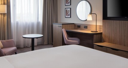 DoubleTree by Hilton Hotel Dartford Bridge Room Type - QUEEN DELUXE ROOM