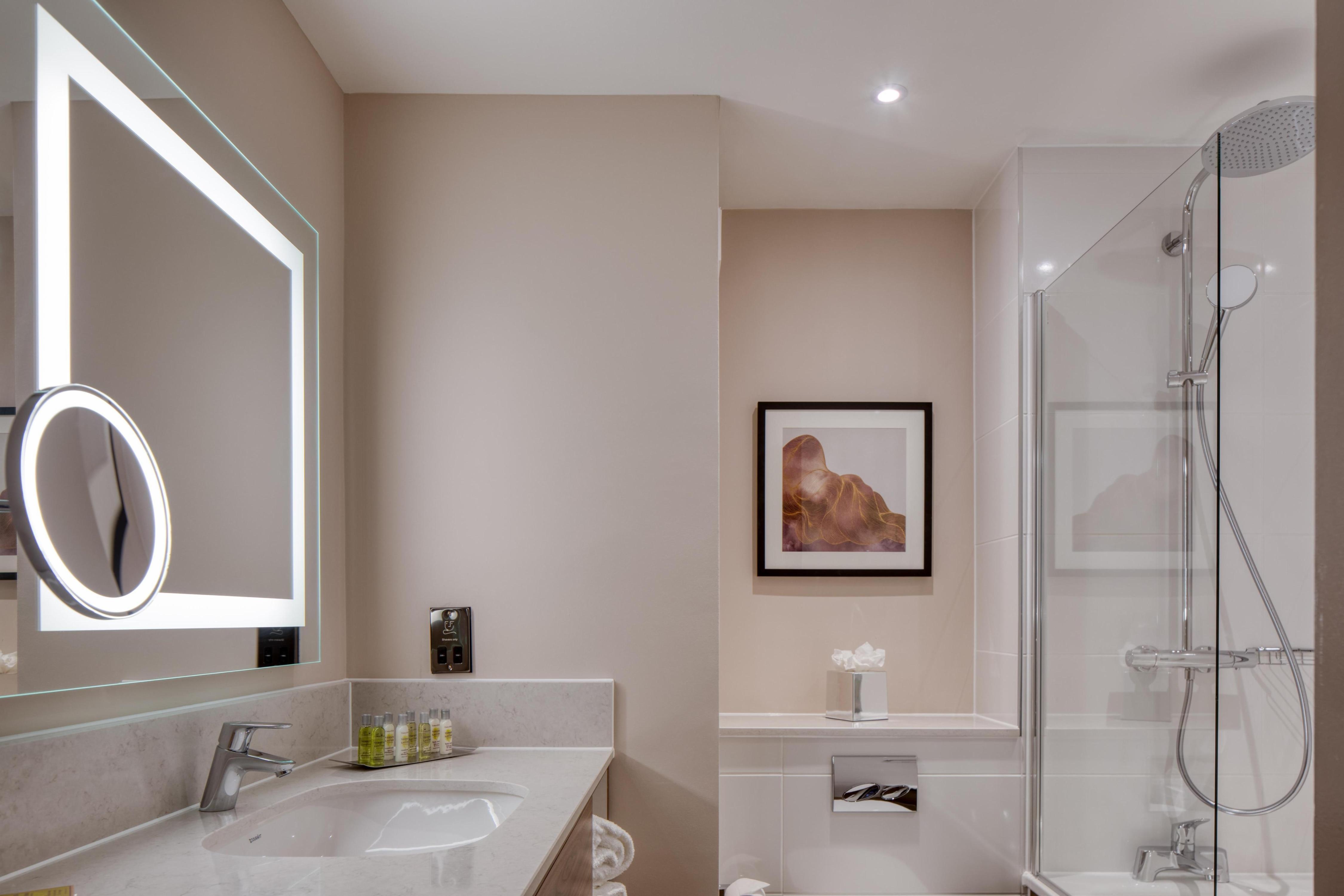 DoubleTree by Hilton Hotel Dartford Bridge Room Type - TWO QUEEN BEDS DELUXE ROOM