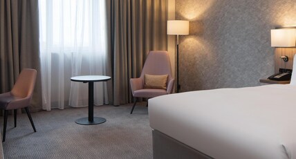 DoubleTree by Hilton Hotel Dartford Bridge Room Type - QUEEN GUEST ROOM