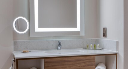 DoubleTree by Hilton Hotel Dartford Bridge Room Type - KING ONE BEDROOM SUITE