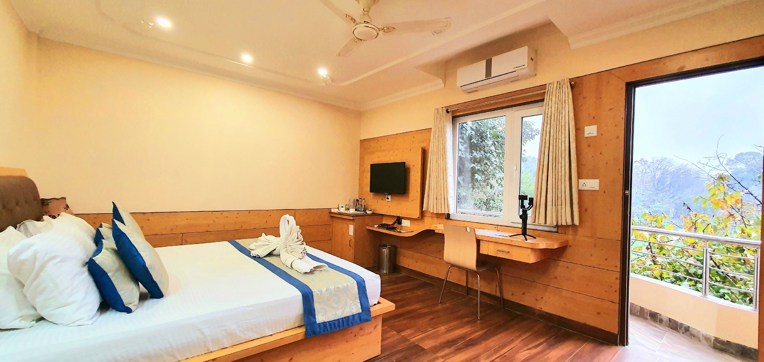 Quartz Himalayan Brothers Room Type - Luxury Pocket -Ac Ground Floor with Balcony