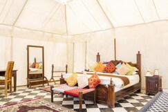 Desert Gateway Resorts | Swimming Pool & Bonfire