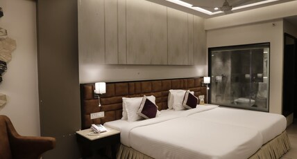 THE FLORA GRAND Room Type - Luxury Premium Room With Bathtub