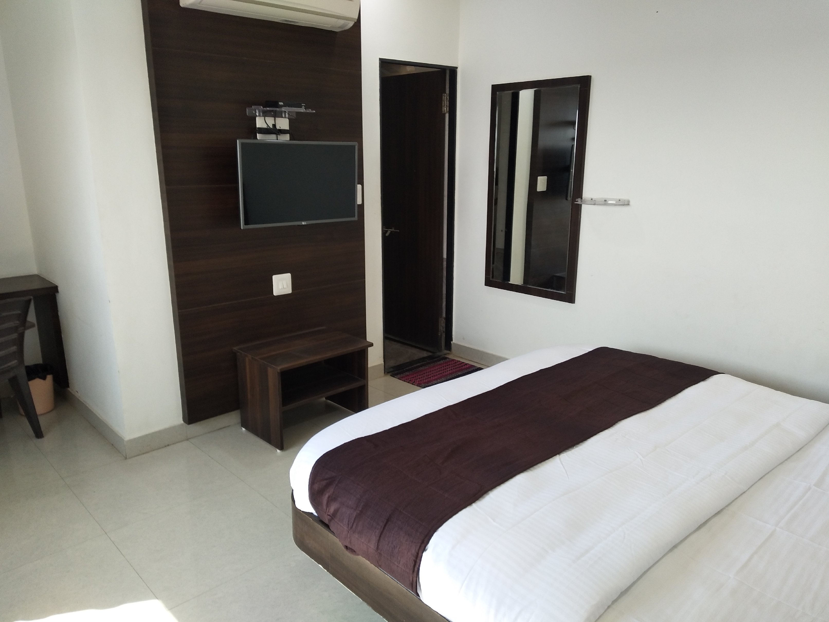 HOTEL SHREE VALLABH Room Type - Deluxe Non AC Room