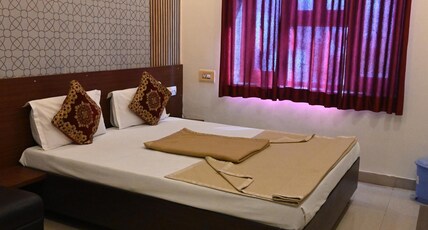 Hotel Paras Residency Room Type - DELUXE DOUBLE BED (NON AC) ROOM