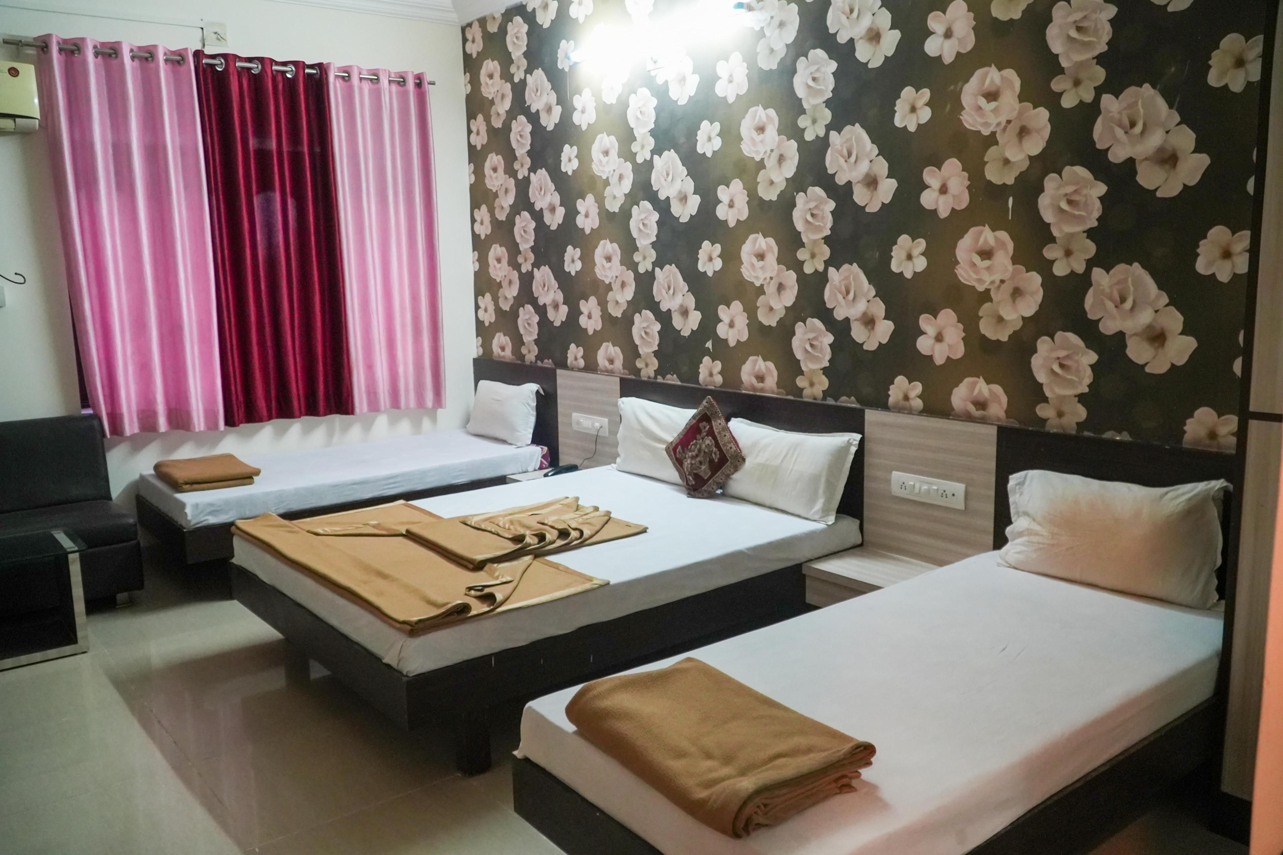 Hotel Paras Residency Room Type - DELUXE FAMILY ROOM NON-AC( 6 SEPARATE BED ) Hotel Paras Residency Room Type - DELUXE FAMILY ROOM NON-AC( 6 SEPARATE BED )