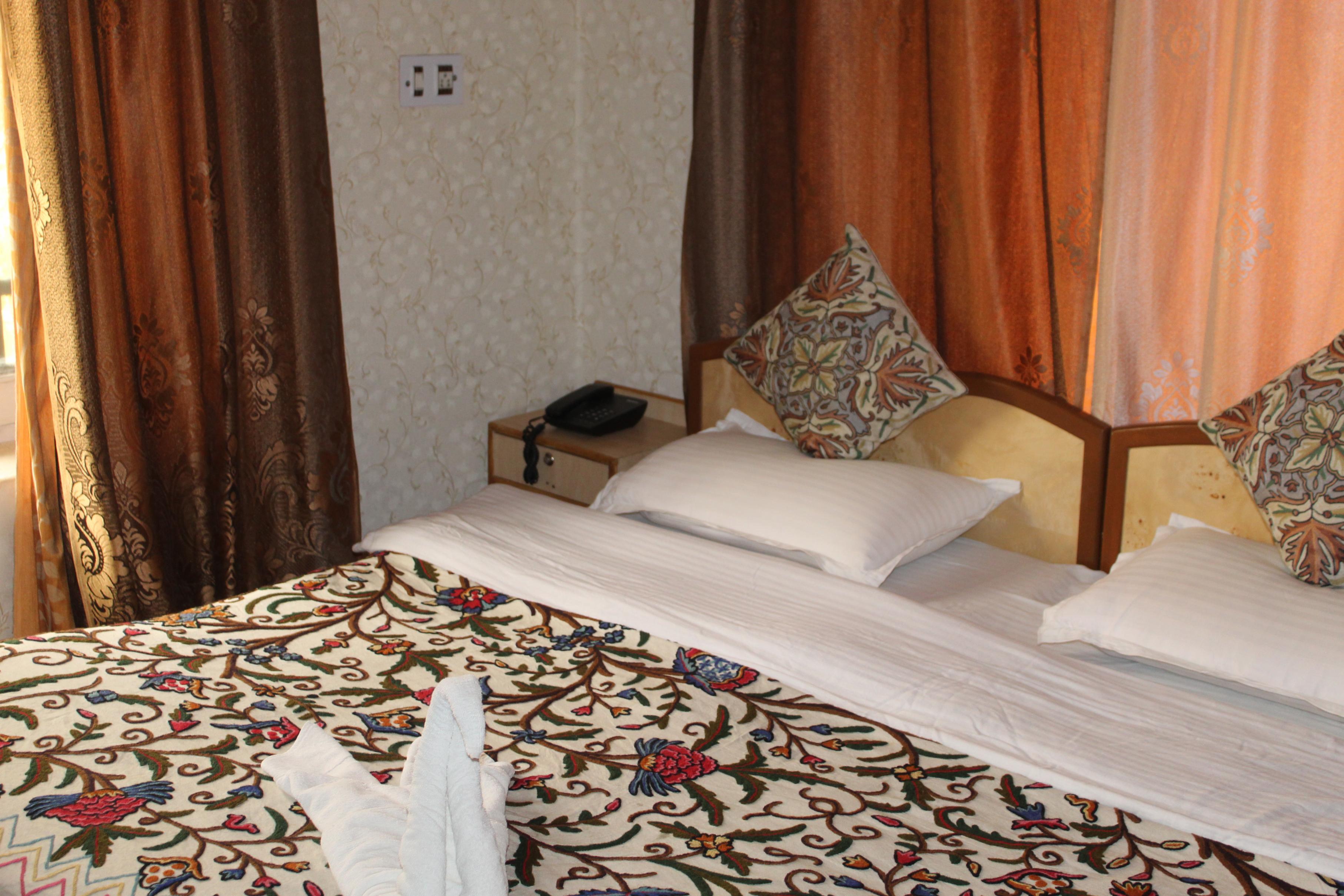 Hotel Bakhtawar - Tap to explore photos