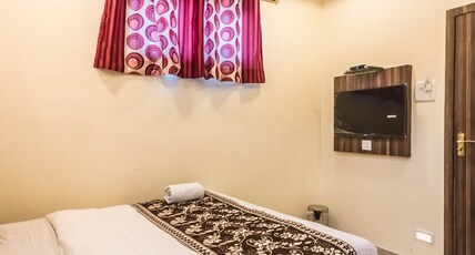 Hotel Golden Galaxy  Near Santacruz Railway Station Room Type - Deluxe Room