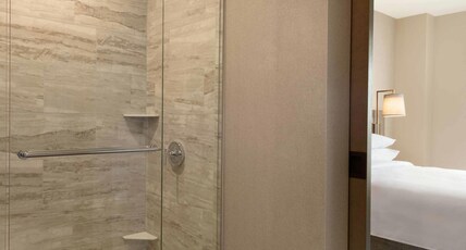 Embassy Suites by Hilton Minneapolis Downtown Room Type - 1 KING BED GUESTROOM