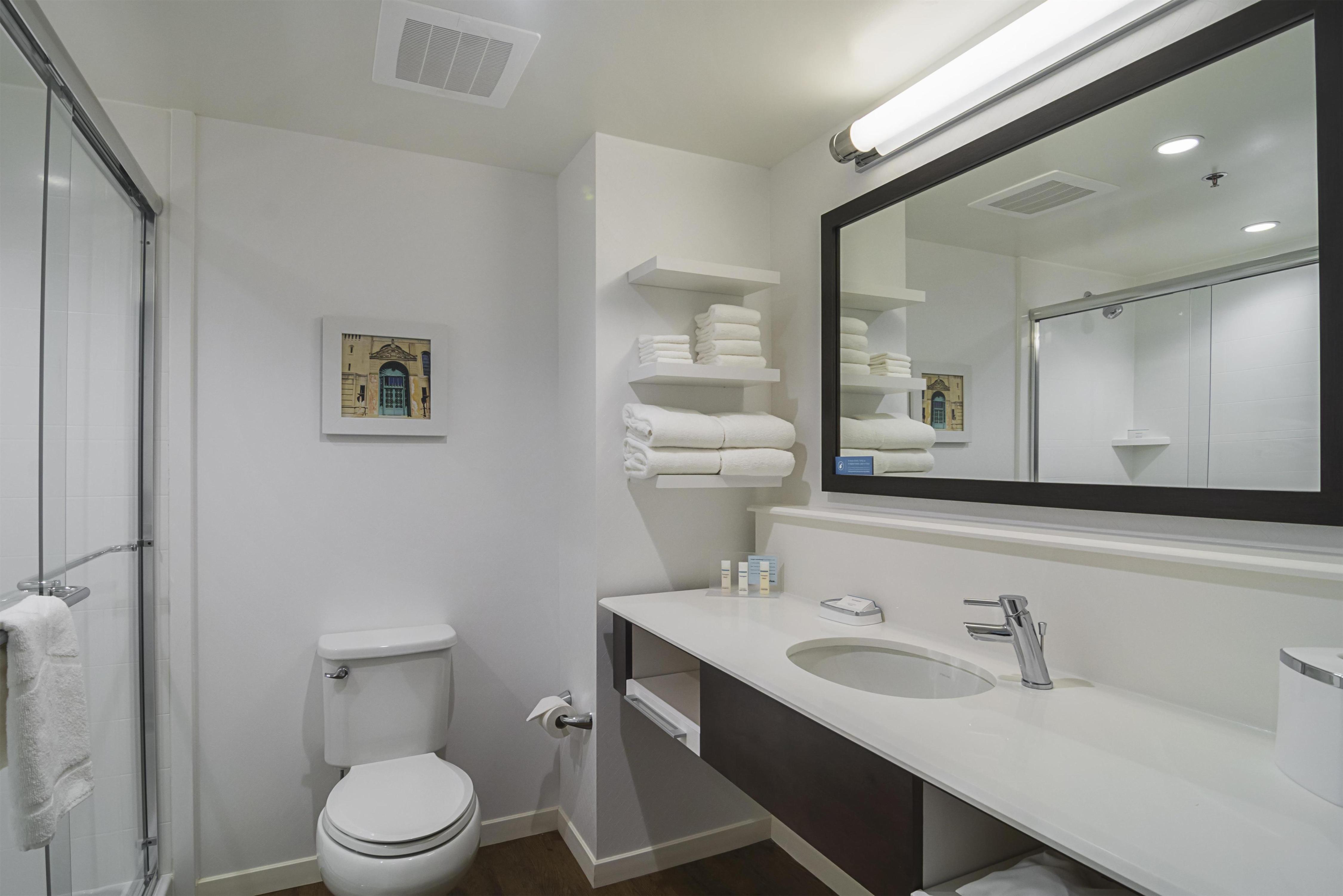 Hampton Inn Chicago North Loyola Station - Tap to explore photos