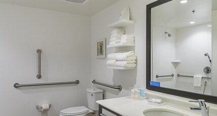 Hampton Inn Chicago North Loyola Station Room Type - 1 KING SUITE MOB HEAR ACC