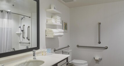 Hampton Inn Chicago North Loyola Station Room Type - 1 KING MOBILITY ACC W TUB