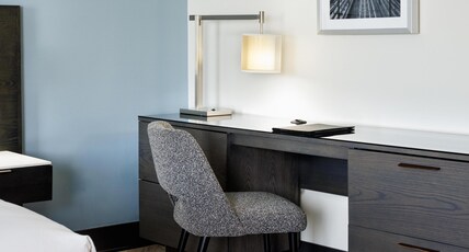 Doubletree by Hilton Hotel Racine Harbourwalk Room Type - 1KG DELUXE MARINA VW TUB