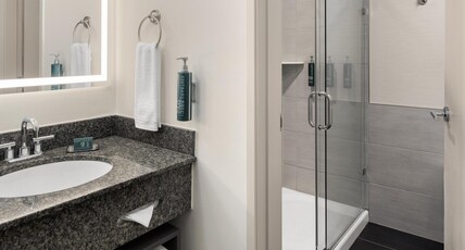 Doubletree by Hilton Hotel Racine Harbourwalk Room Type - 1 KG MARINA VW SOAKING TUB