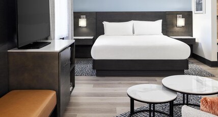 Doubletree by Hilton Hotel Racine Harbourwalk Room Type - 1 KING JR SUITE