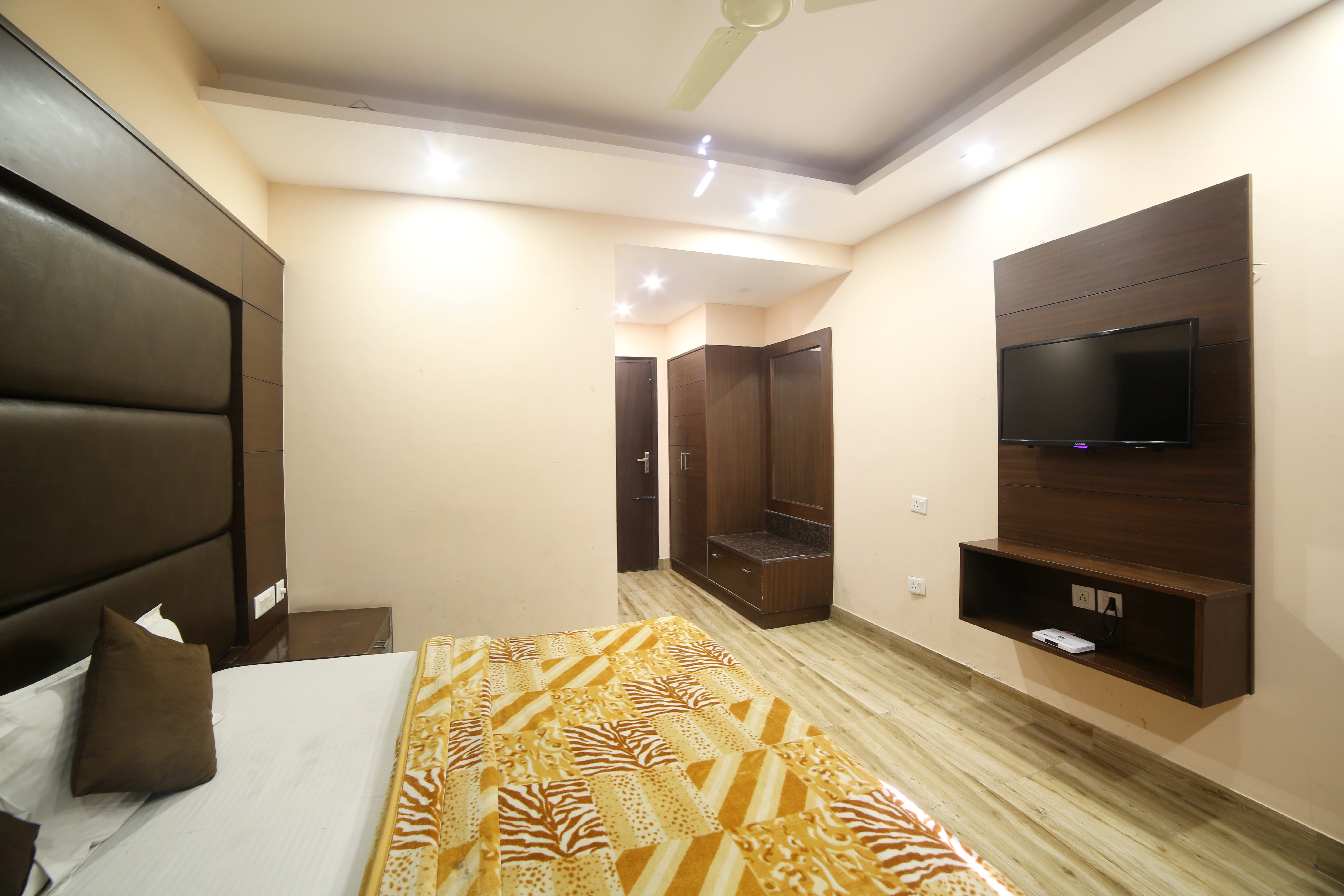 HOTEL SHREE BADRISH RESIDENCY Room Type - DELUXE ROOM TYPE 1