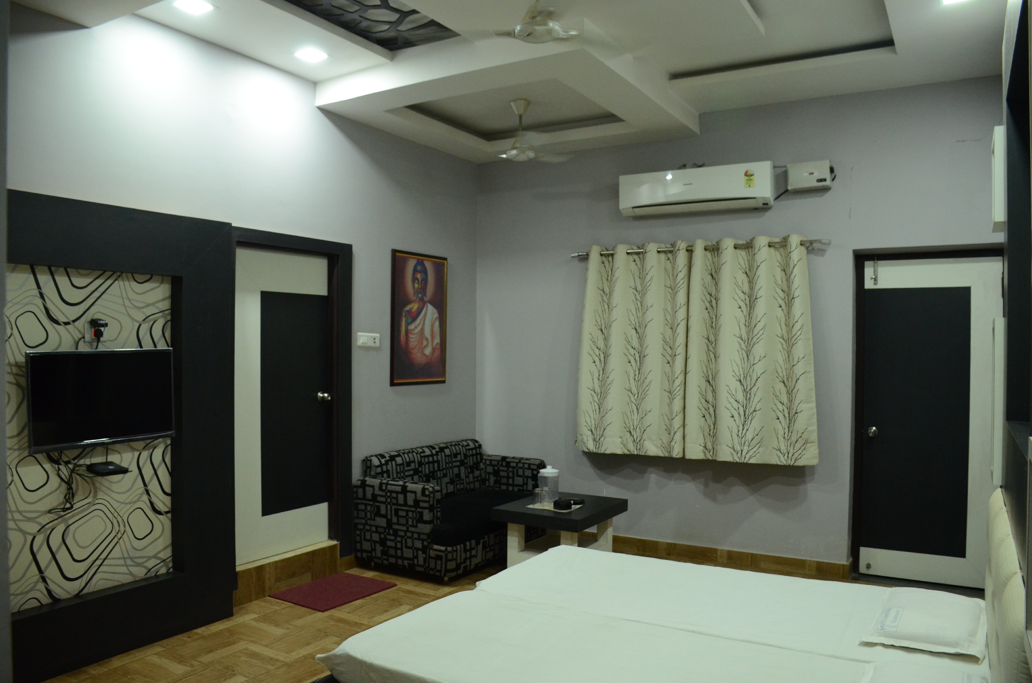 HOTEL SHANTIDOOT Room Type - A/C EXECUTIVE ROOM
