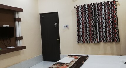 HOTEL SHANTIDOOT Room Type - A/C DELUXE ROOM
