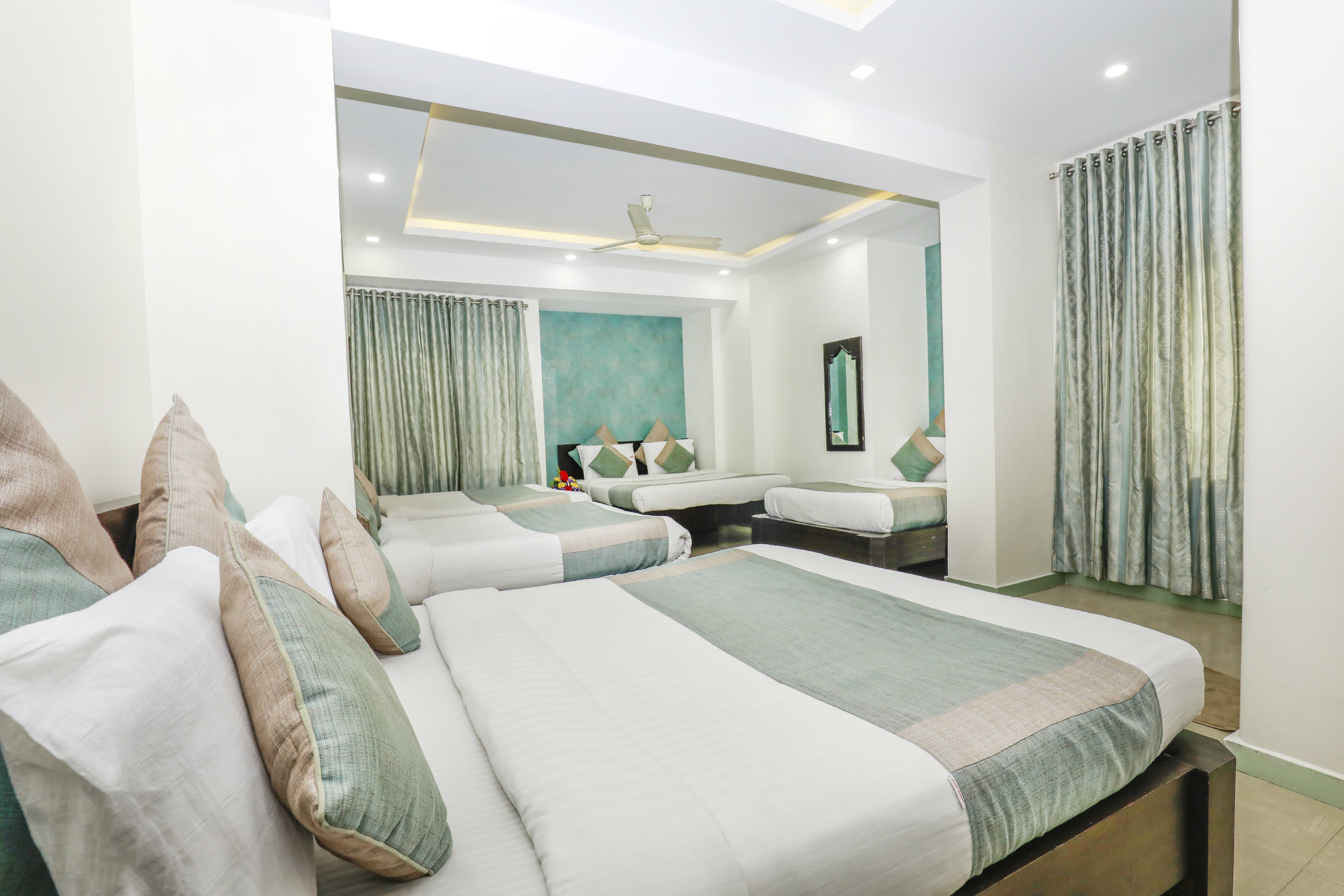 Aishwarya Le Royal Room Type - Superior Eight Bed Non Ac