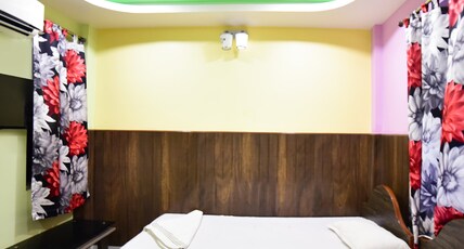 Hotel Jagdamba Room Type - Deluxe room non ac