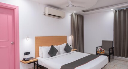 Chhavi Hotel Room Type - Deluxe Room
