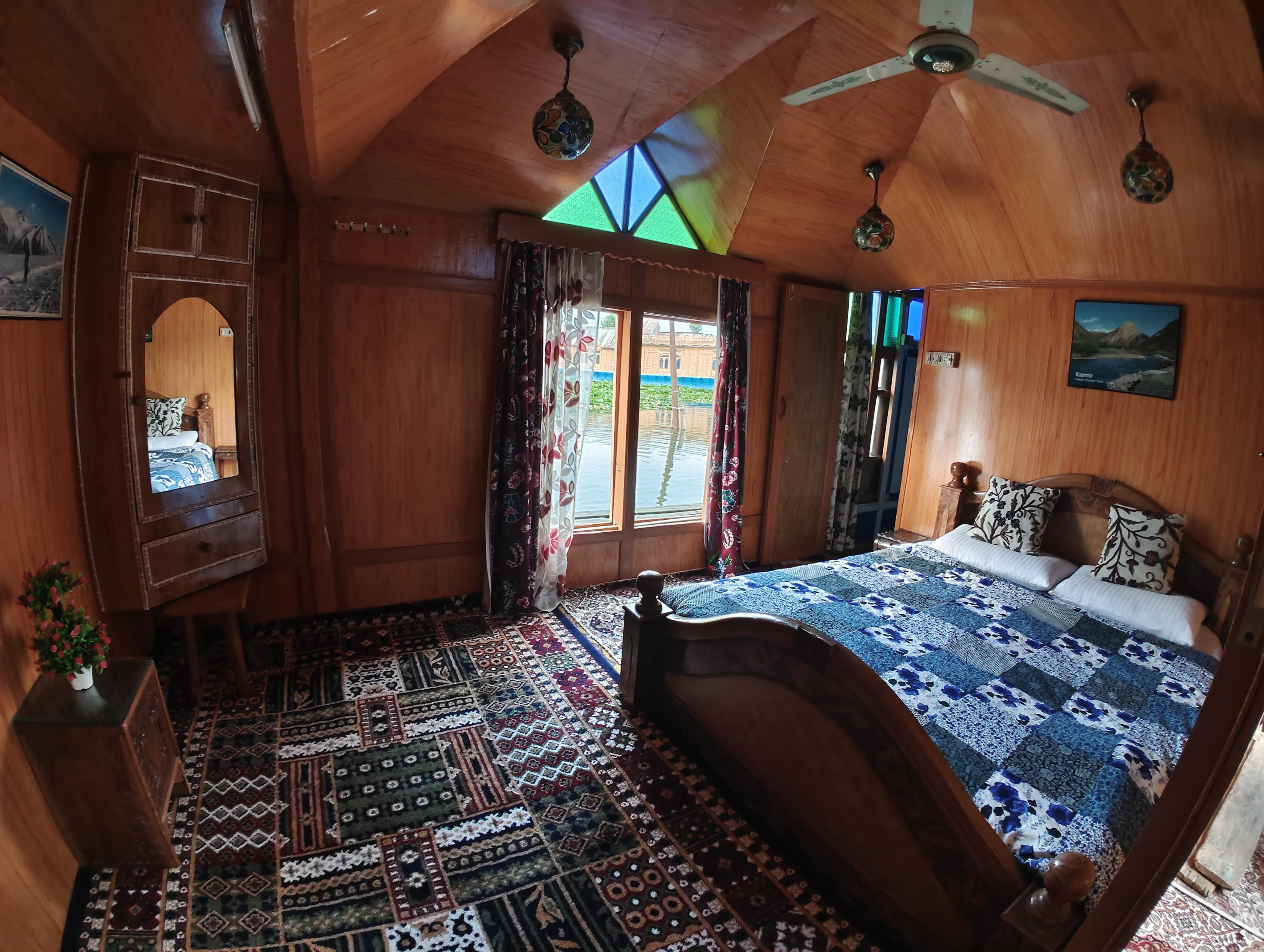 Young Shagoo Group of Houseboats - Tap to explore photos