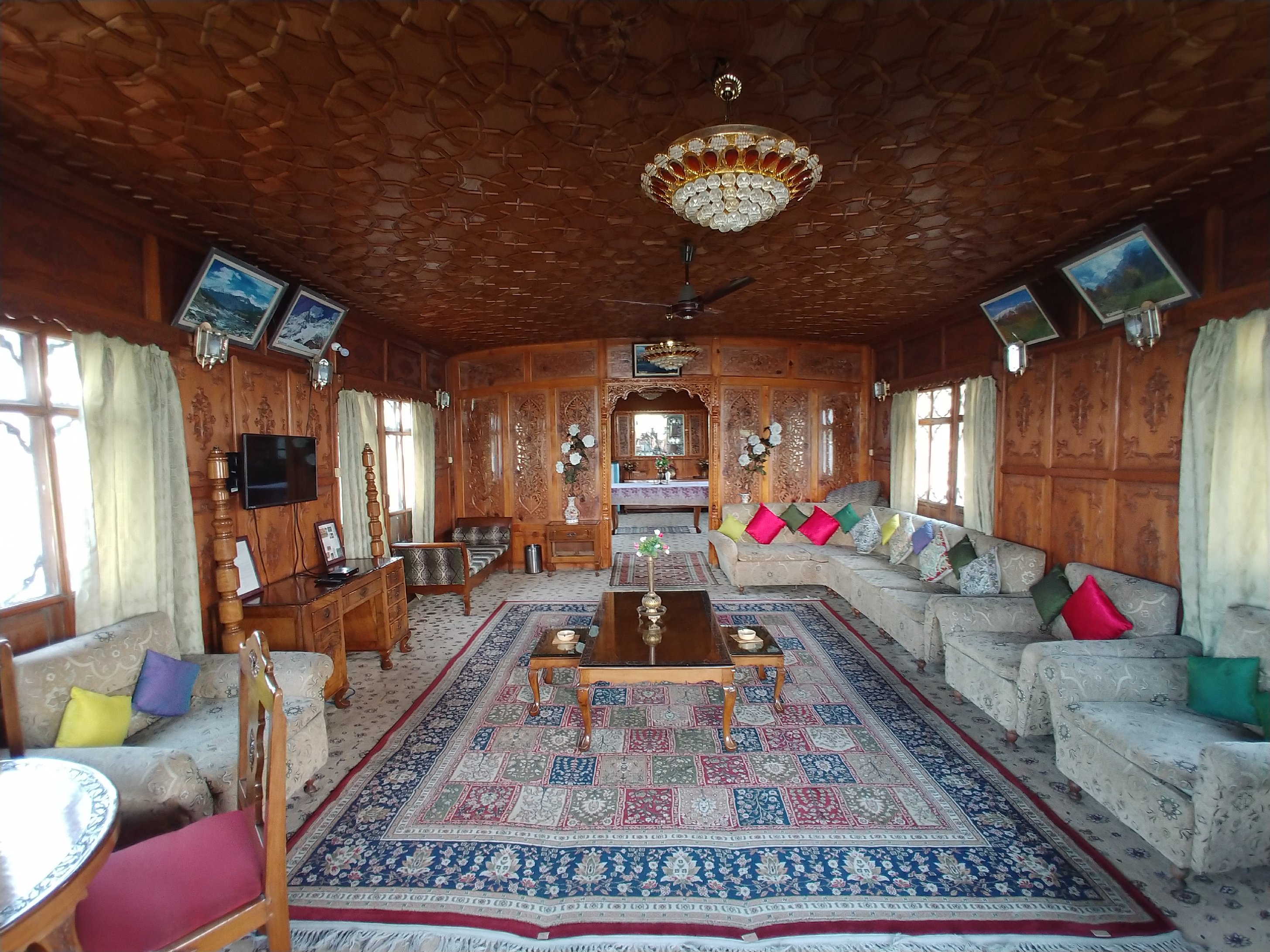 Flic Houseboat - Tap to explore photos