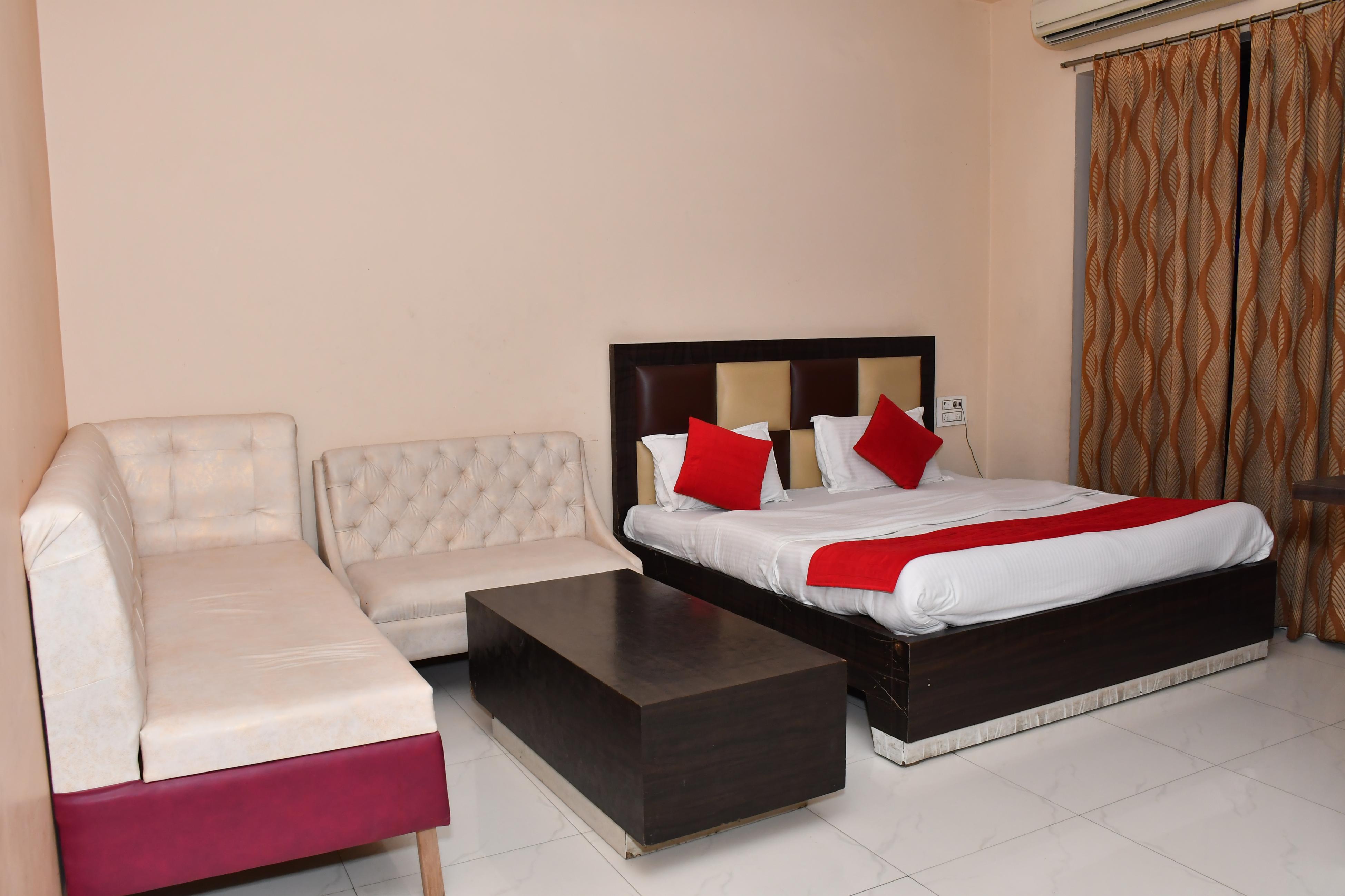Sumanglam Hotel and Banquet Room Type - Deluxe Room