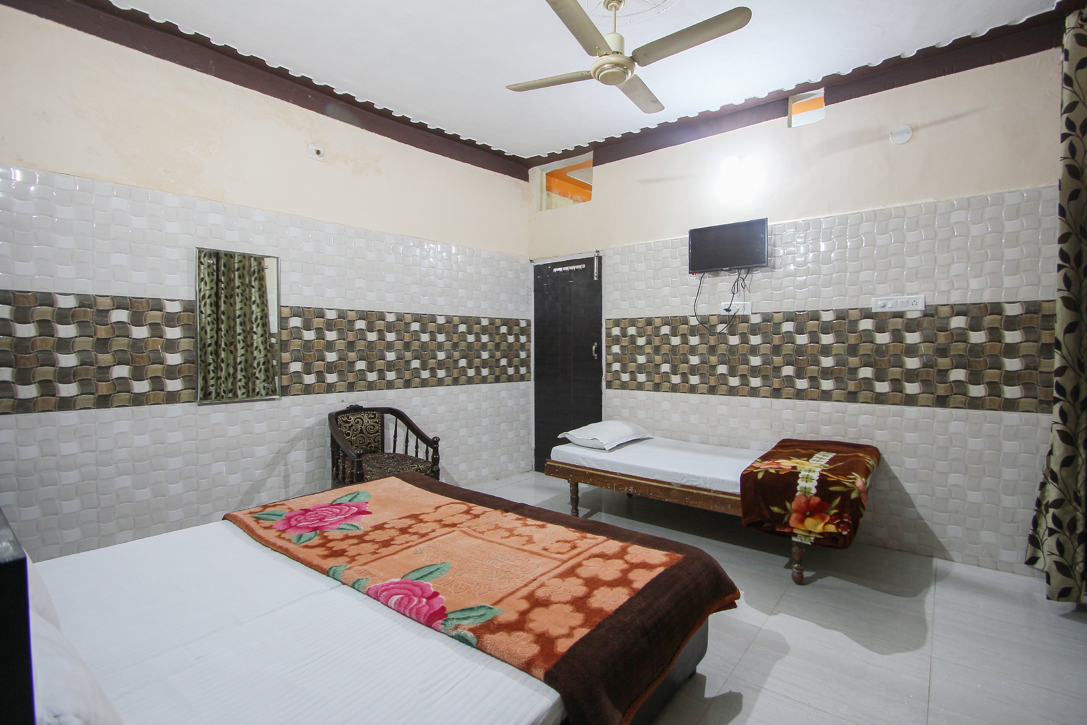 Vidya Guest House @ 2 Mins from Yatra Parchi Counter - Tap to explore photos